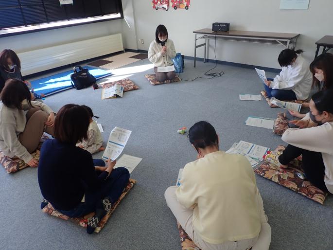 資産形成について説明する職員と説明を聞く参加者