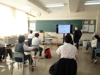 財政について説明するT-baseの教諭と説明を聞く生徒
