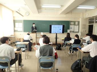 財政について説明する財務事務所職員と説明を聞く生徒