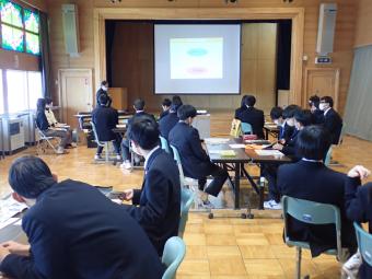 税金について説明する税務署職員と説明を聞く生徒