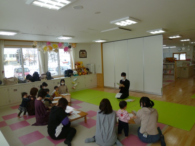 資料を確認しながら講師の説明を聞く参加者の様子