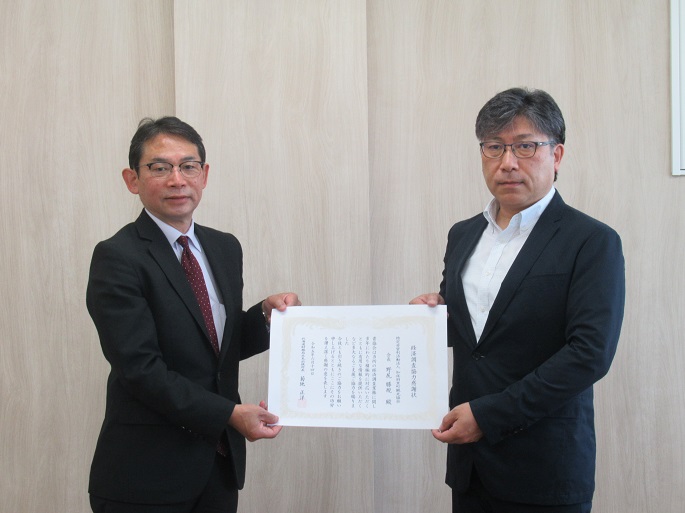 感謝状を手にする観光協会会長と出張所長