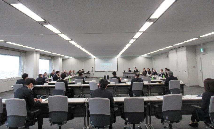 参加者が意見交換を行っている時の会場の写真