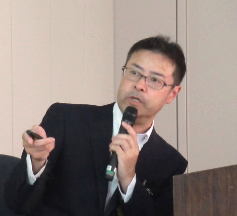 講演を行っている国立印刷局梅原広報官の写真