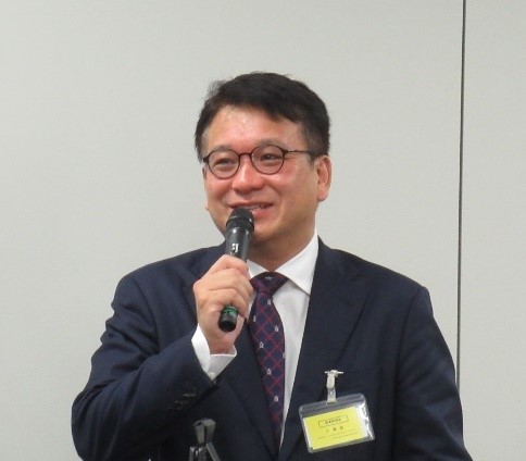 講演を行っている相模屋食料株式会社鳥越社長の写真